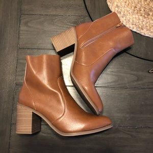 Women’s Cleo Heeled Ankle Bootie- Universal Thread; cognac size 11